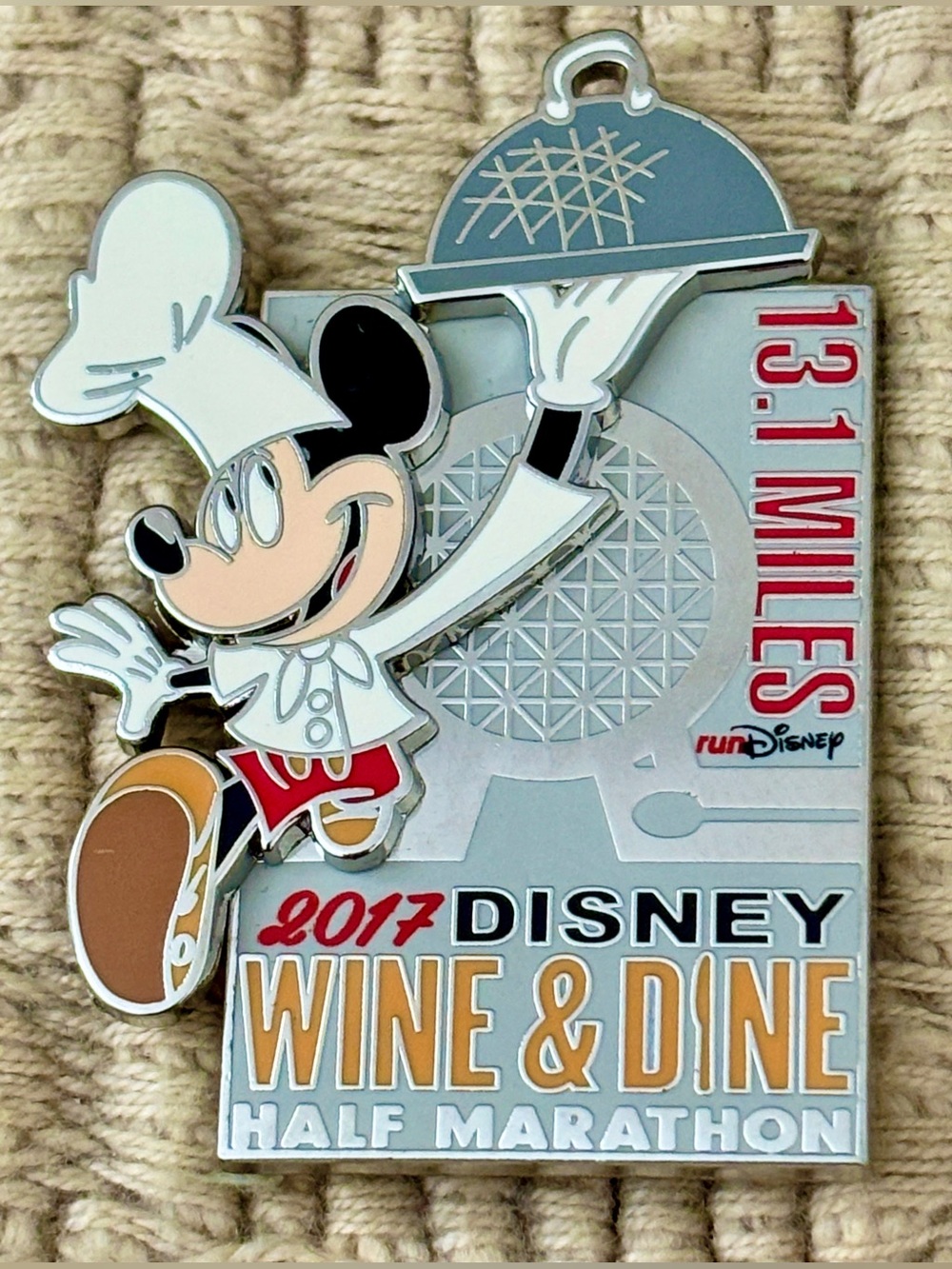 DISNEY 2017 *Limited Release* WDW "Chef Mickey" Wine & Dine Half Marathon Pin